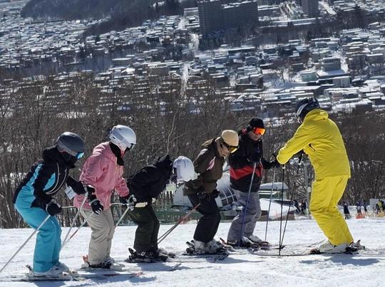 札幌でスキー教室・スキーレッスンなら、札幌藻岩山スキー学校